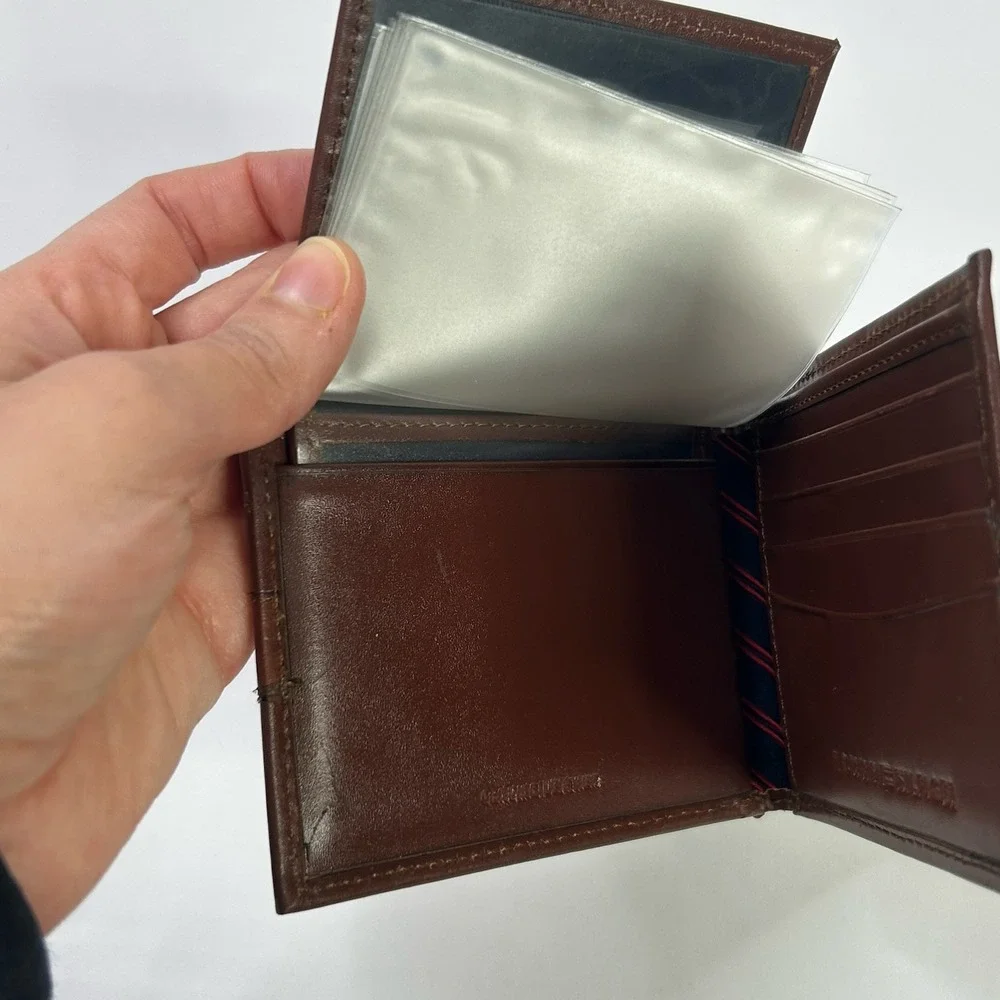 Tommy Hilfiger Mens Leather Billfold Wallet Flip ID Passcase Brown Logo FLAWS**